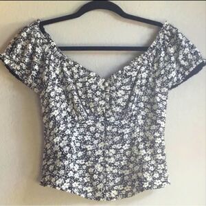 Fairycore black and white flowery stretchy peasant top wench milkmaid feminine